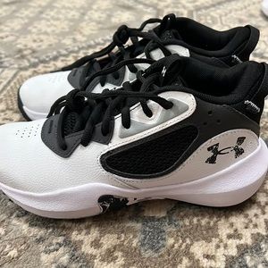 Under Armour Girls Basketball Shoes Like New